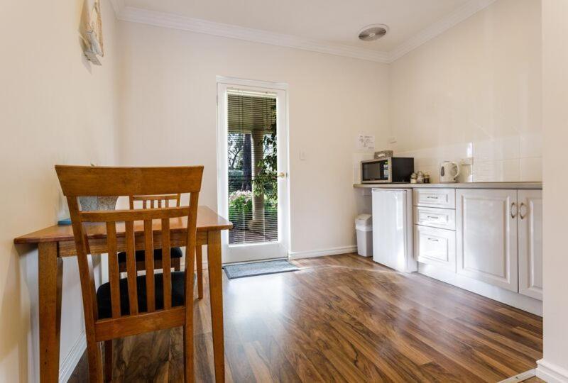 Inn The Tuarts Guest Lodge Busselton Accommodation - Adults Only מראה חיצוני תמונה